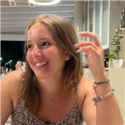 Studentessa universitaria offre lezioni di lingua inglese